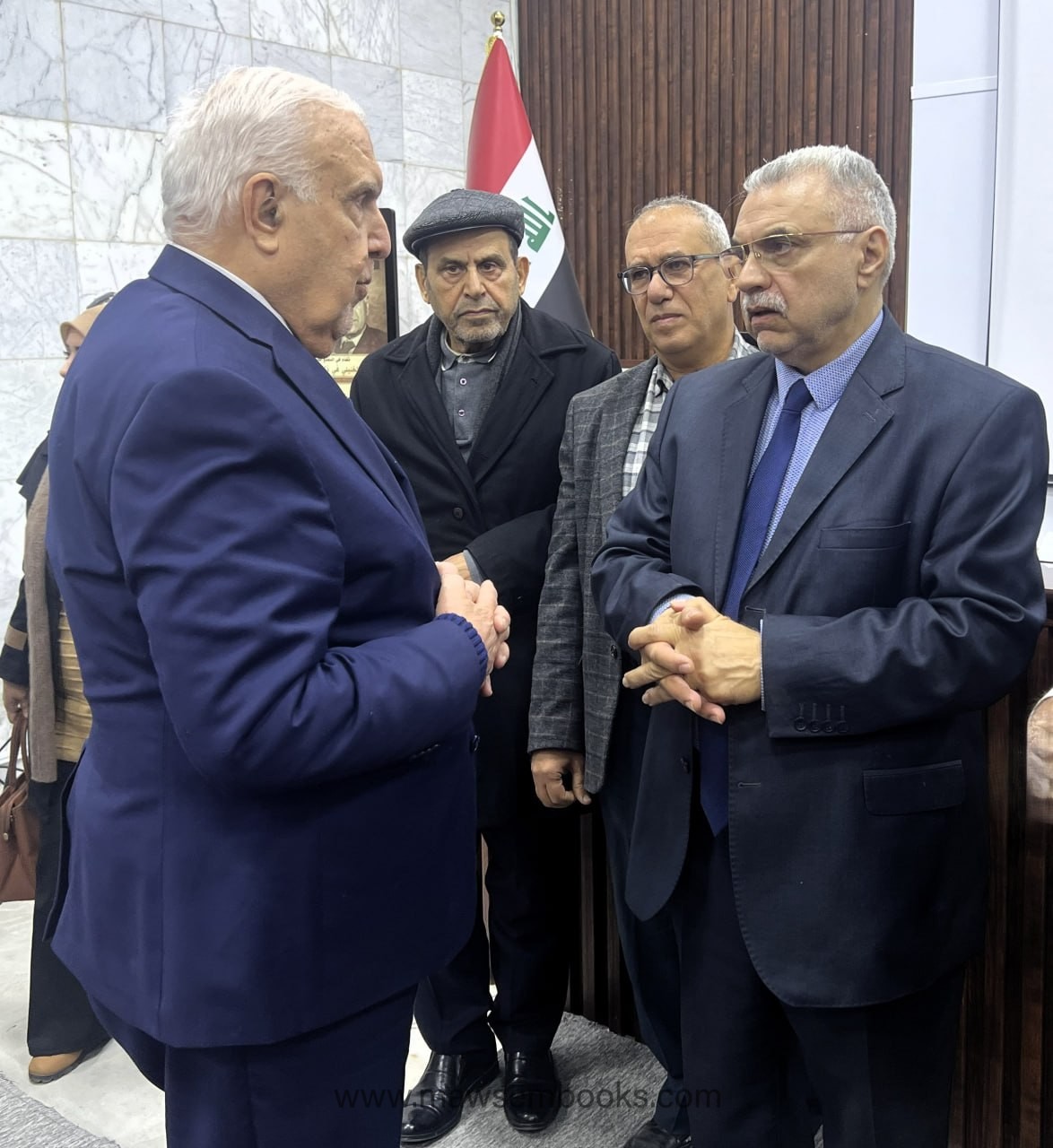 الاستاذ الدكتور محمد حسين آل ياسين رئيس المجمع في حديث مع الطريحي بعد محاضرته